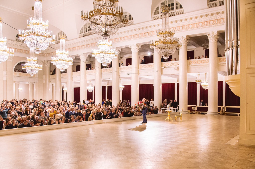 Большая филармония спб афиша. Санкт-Петербургская филармония имени д. д. Шостаковича. Филармония Шостаковича. Большой зал филармонии им. д. д. Шостаковича.